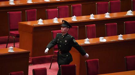 Ein chinesischer Soldat marschiert nach der Eröffnung des Volkskongresses durch den Saal.