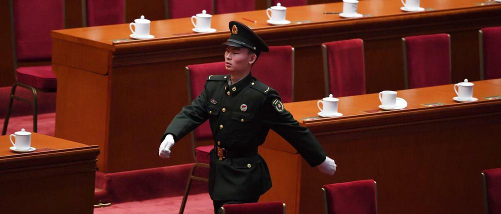Ein chinesischer Soldat marschiert nach der Eröffnung des Volkskongresses durch den Saal.