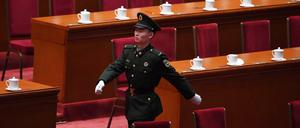 Ein chinesischer Soldat marschiert nach der Eröffnung des Volkskongresses durch den Saal.
