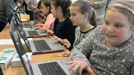 Berliner Grundschüler und -schülerinnen lernen mit dem Kindercomputer Calliope Programmieren.