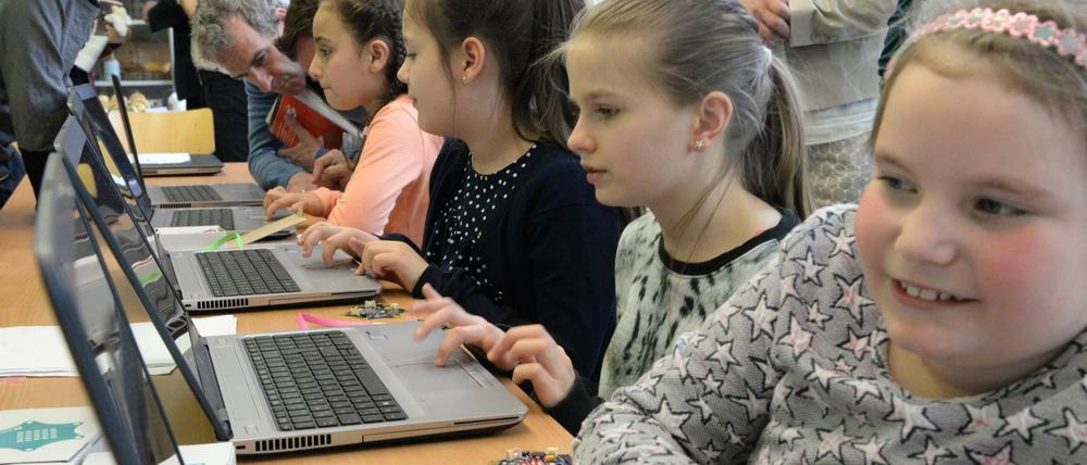 Berliner Grundschüler und -schülerinnen lernen mit dem Kindercomputer Calliope Programmieren.