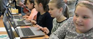 Berliner Grundschüler und -schülerinnen lernen mit dem Kindercomputer Calliope Programmieren.