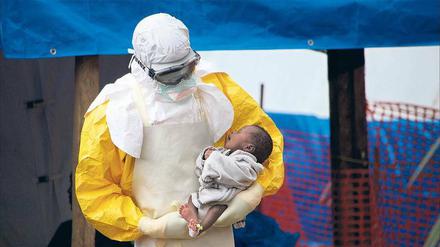 Mehr Hilfe. Damit Ebola-Infizierten wie diesem Kind in Gueckedou im Osten von Guinea Ebola künftig besser und schneller geholfen werden kann, baut Deutschland die „globale Gesundheitsforschung“ aus, vor allem in Berlin. 