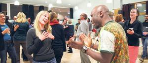 Im Berliner „Begegnungschor“ singen Alteingesessene und Geflüchtete Lieder aus allen Kulturen.
