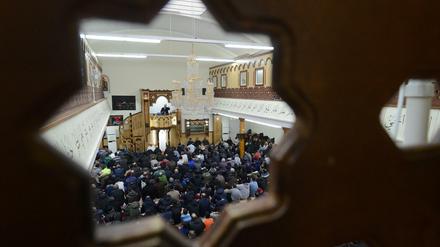 Neuköllner Begegnungsstätte in der Flughafenstraße. Die Moschee ist freitags immer so voll, dass auch im Hof und auf dem Gehweg gebetet wird.