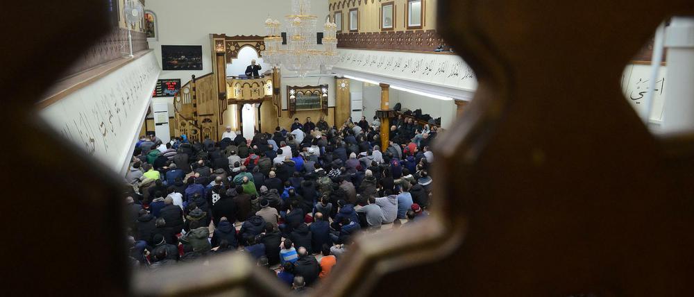 Neuköllner Begegnungsstätte in der Flughafenstraße. Die Moschee ist freitags immer so voll, dass auch im Hof und auf dem Gehweg gebetet wird.