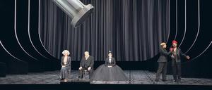 Auf jeden Fall phallisch. Szene (v.l.) mit Thomas J. Mayer (Jochanaan, in der Kapsel schwebend), Marina Prudenskaya (Herodias), Gerhard Siegel (Herodes), Ausrine Stundyte (Salome), Annika Schlicht (Page der Herodias), Nikolai Schukoff (Narraboth)