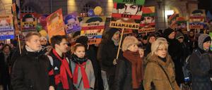 Demonstranten an der Kundgebung unter dem Motto Cottbus bekennt Farbe für Frieden in der Stadt.