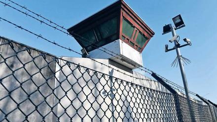 Neue Angestellte der JVA Tegel sollen die „Außenlinien“ der Anstalt kontrollieren. Unnötig, finden Mitarbeiter. 
