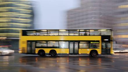Der Dauerfrost macht auch den Bussen der BVG zu schaffen. Statt wie auf dem Foto zügig über den Potsdamer Platz zu rollen, streiken besonders die älteren Modelle. 