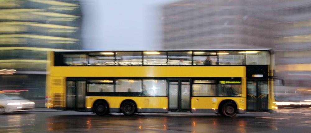 Der Dauerfrost macht auch den Bussen der BVG zu schaffen. Statt wie auf dem Foto zügig über den Potsdamer Platz zu rollen, streiken besonders die älteren Modelle.