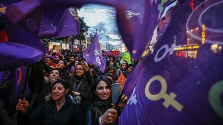 Demonstrantinnen ziehen am Internationalen Frauentag 2017 in einem Protestmarsch durch Istanbul. 