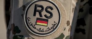 Das Schulterpatch der Nato-Mission auf der Uniform einer Bundeswehrsoldaten in Afghanistan. 