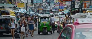 Vom Angebot überfordert. Auch selbsternannte Individualtouristen landen immer wieder an den selben Orten - wie hier auf der Khaosan Road in Bangkok, dem Treffpunkt der Rucksack-Touristen.