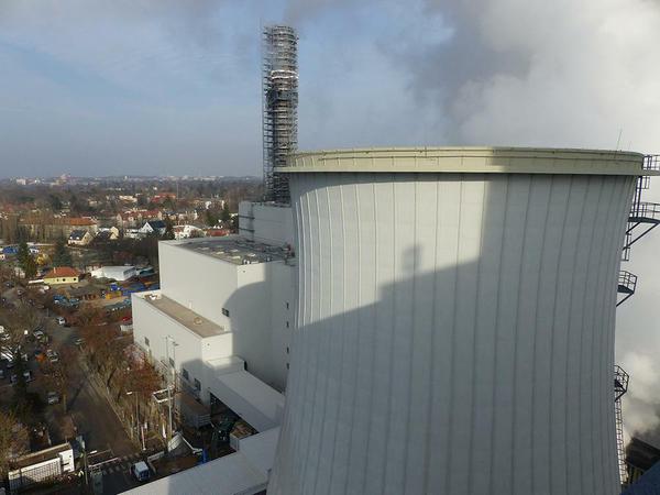 Vorne einer der Kühltürme, dahinter der 98 Meter hohe, im Moment noch eingerüstete Kamin des neuen Heizkraftwerkes.