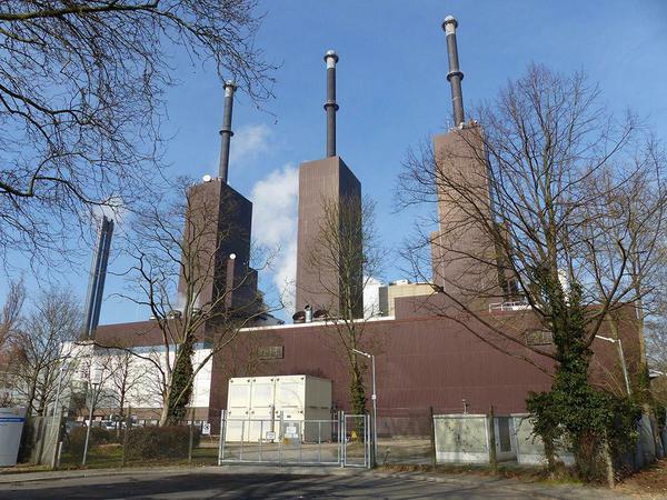 Wann die drei markanten Schornsteine des alten Heizkraftwerkes abgerissen werden, steht noch nicht fest.