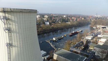 Der Kühlturm, der am Teltowkanal steht, wird später abgerissen.