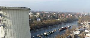 Der Kühlturm, der am Teltowkanal steht, wird später abgerissen.