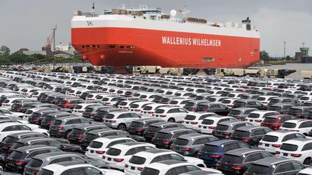 Neuwagen von Mercedes-Benz stehen auf dem Autoterminal der BLG Logistics Group in Bremerhaven. US-Präsident Donald Trump droht mit für ihren Export in die USA.