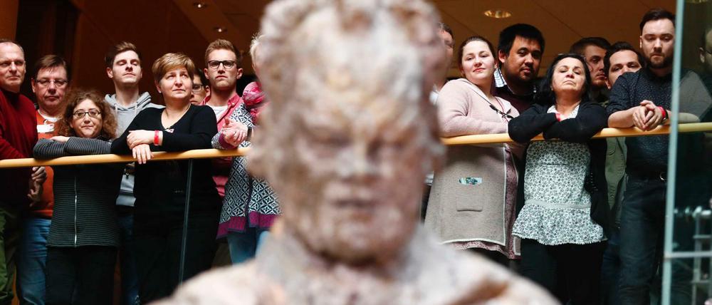 Alles schaut - immer wieder auf Willy Brandt: Zuhörer in der SPD-Zentrale bei Verkündung des Groko-Votums am Sonntag.