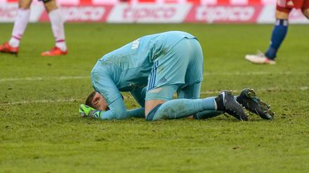 Zum Verzweifeln: Hamburgs Torwart Christian Mathenia.
