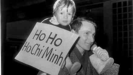 Ein Mann mit seinem Kind 1962 auf einer Demonstration.