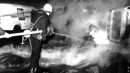 Löscharbeiten vor der Fahrzeug-Wartungshalle des Springer-Hochhaus in Berlin am 13. April 1968. 