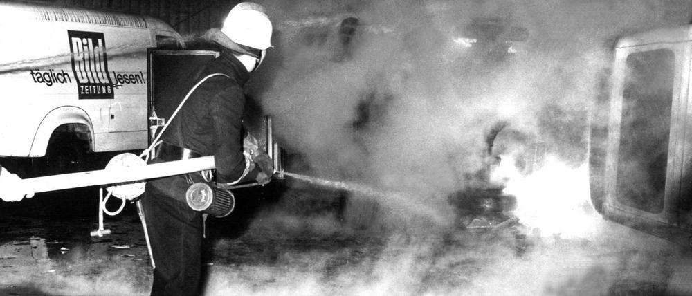 Löscharbeiten vor der Fahrzeug-Wartungshalle des Springer-Hochhaus in Berlin am 13. April 1968. 