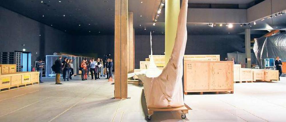 Letzte Vorbereitungen vor dem Umzug. In der einstigen Südsee-Halle werden die Kisten kurz vor der Abfahrt in einem silbrigen Großzelt (re.) noch 30 Tage mit Stickstoff bedampft, um Ungeziefer zu vernichten.