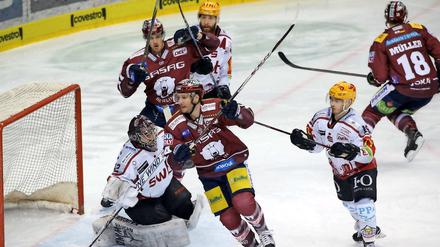 André Rankel (vorn im Bild) ist jetzt DEL-Rekordtorschütze der Eisbären.