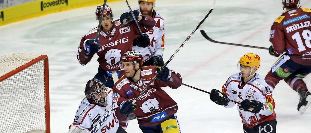 André Rankel (vorn im Bild) ist jetzt DEL-Rekordtorschütze der Eisbären.