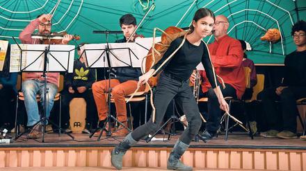 Tanz und Töne. Schülerinnen und Schüler der Schöneberger Teltow-Schule führen mit Musikern der Berliner Philharmoniker ein Stück über Spinnen auf.