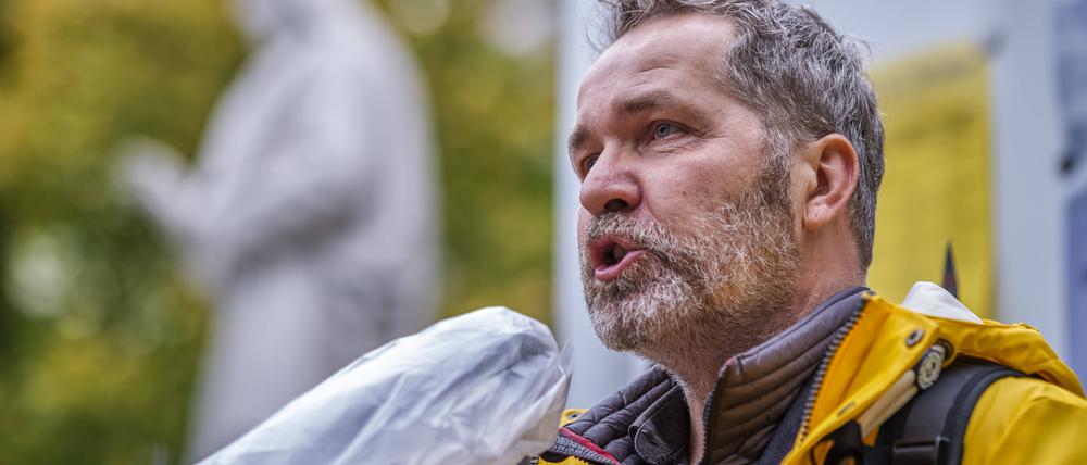 Rettet das Colosseum Deutschland, Berlin, 15.10.2020, Ausstellungseröffnung der Initiative Rettet das Colosseum am Zaun der Gethsemanekirche, Bezirksbürgermeister Pankow, Sören Benn Die Linke, *** Rettet das Colosseum Deutschland, Berlin, 15 10 2020, exhibition opening of the initiative Rettet das Colosseum am Zaun der Gethsemanekirche, District Mayor Pankow, Sören Benn Die Linke ,