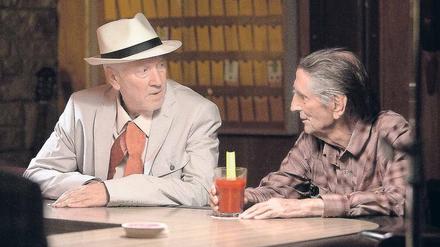 Lucky (Harry Dean Stanton, r.) philosophiert mit Howard (David Lynch) über Gott und die Welt. 