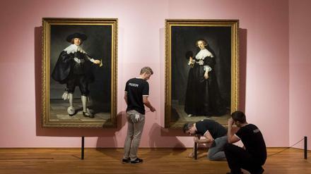 Mitarbeiter des Rijksmuseum in Amsterdam führen letzte Arbeiten durch, bevor die Besucher Rembrandts Gemälde zu sehen bekommen.