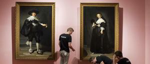 Mitarbeiter des Rijksmuseum in Amsterdam führen letzte Arbeiten durch, bevor die Besucher Rembrandts Gemälde zu sehen bekommen.