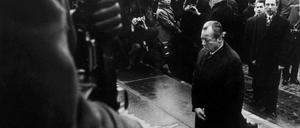 Kanzler Willy Brandt kniet am 1970 im einstigen jüdischen Ghetto in Warschau