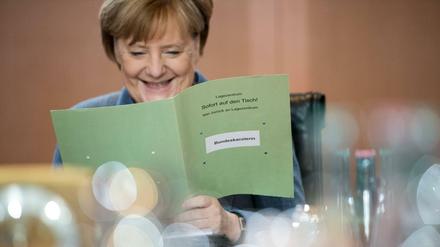 Kann wieder am Kabinettstisch Platz nehmen - nur mit wem? Kanzlerin Angela Merkel.