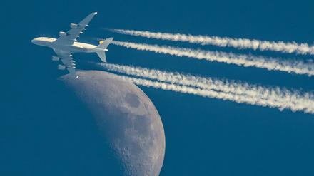 Ein Flugzeug ist auf dem Weg nach Peking.