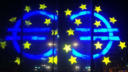 Die Euro-Skulptur spiegelt sich vor der Europäischen Zentralbank. 
