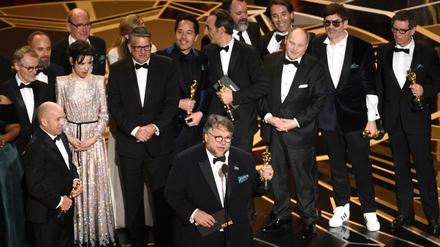 Regisseur Guillermo del Toro nimmt den Oscar für den besten Film für "Shape of Water" entgegen.
