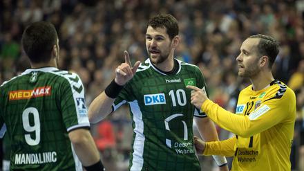 Erhöhter Diskussionsbedarf. Die Füchse-Spieler Drago Vukovic, Jakov Gojun und Silvio Heinevetter im Zwiegespräch. 