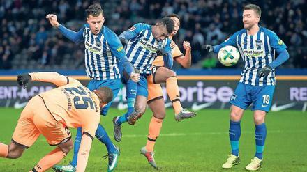 Geballte Stürmer-Ladung. Davie Selke, Salomon Kalou und Vedad Ibisevic (v. l.) könnten am Sonnabend gegen Freiburg gemeinsam zum Einsatz kommen. 