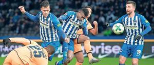 Geballte Stürmer-Ladung. Davie Selke, Salomon Kalou und Vedad Ibisevic (v. l.) könnten am Sonnabend gegen Freiburg gemeinsam zum Einsatz kommen. 