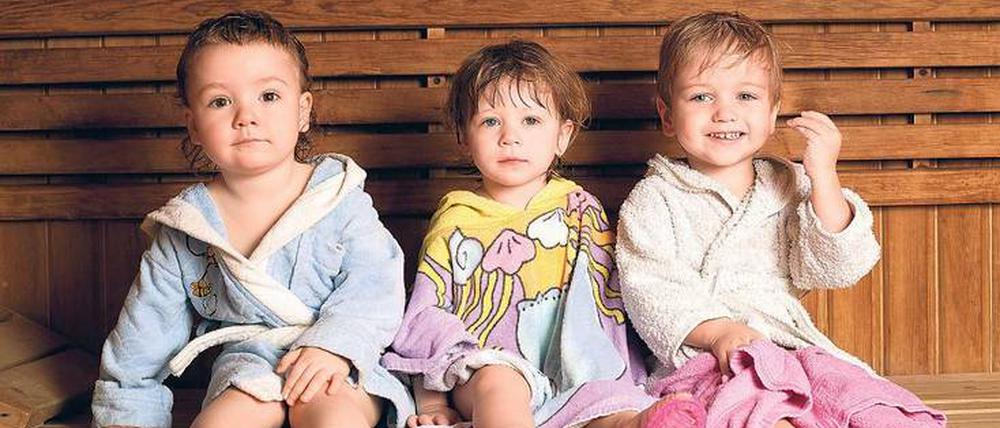 Kleine Sauna-Profis. In Finnland sitzen Kinder meist unten auf den Bänken, weil es dort nicht ganz so heiß ist. Sie dürfen auch mit Wasser planschen. 