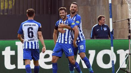 Können sie gegen Freiburg jubeln? Vladimir Darida (l), Mathew Leckie (m) und Vedad Ibisevic. 