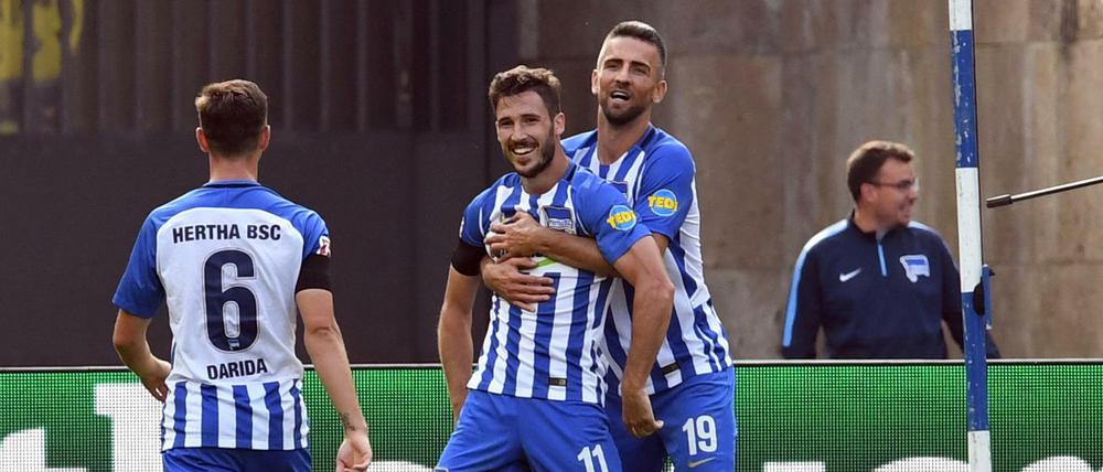 Können sie gegen Freiburg jubeln? Vladimir Darida (l), Mathew Leckie (m) und Vedad Ibisevic.