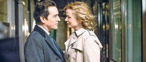 Der Fremde im Unterhaus. Die Wissenschaftlerin Yvonne Carmichael (Emily Watson) begegnet Mark Costley (Ben Chaplin).
