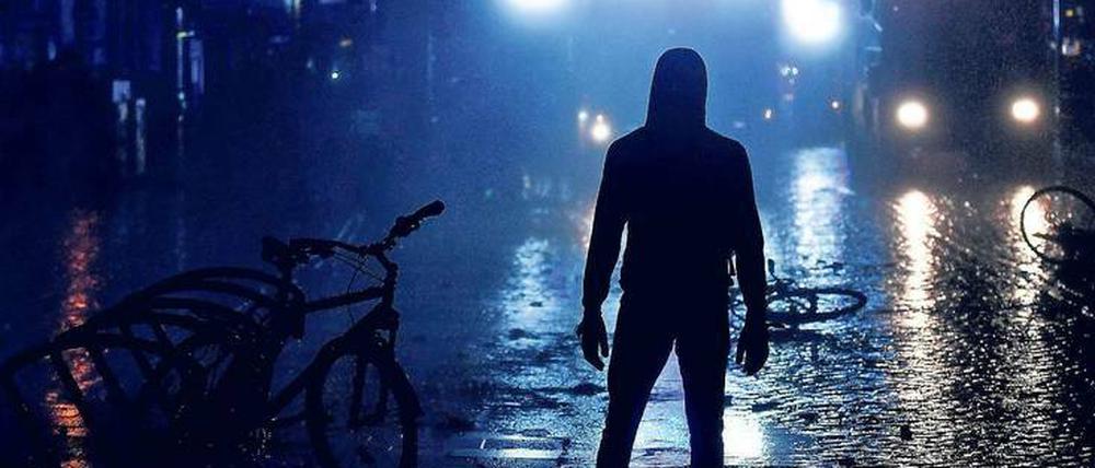 Mehr als 6800 Berliner Polizisten und 235 Rettungskräfte erlebten im vergangenen Jahr Attacken, wurden beschimpft, angespuckt, getreten oder geschlagen.