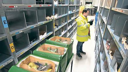 Die Verbraucherschutzorganisation Foodwatch wünscht, dass Lebensmittel-Lieferdienste - hier das Lager von Amazon Fresh - besser kontrolliert werden. 